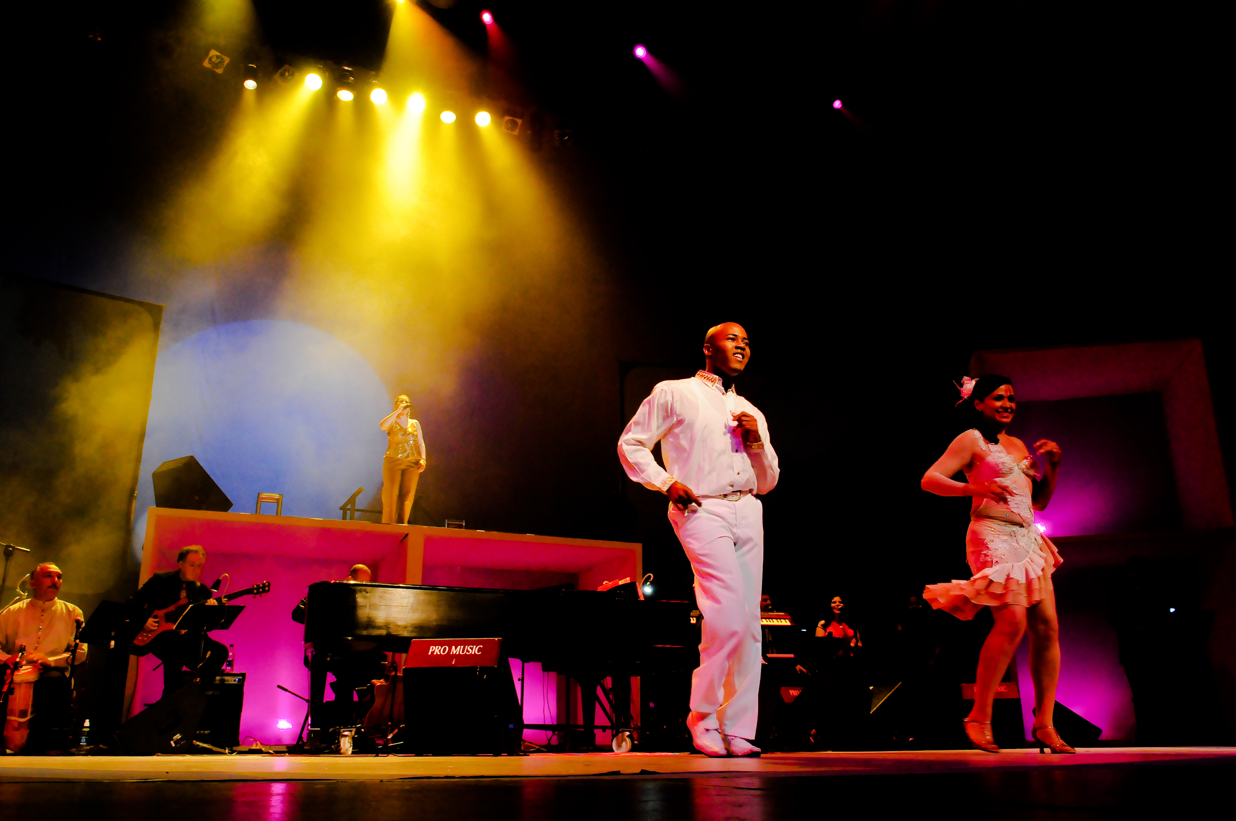 Dancers and musicians performing during América Multicolor